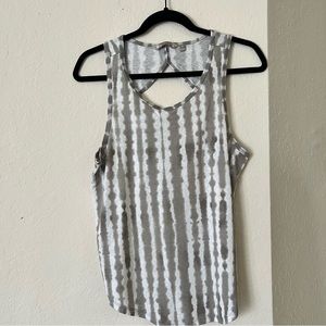 Athleta Breezy Printed Cutout Tank Top Size Medium Grey Snake Yoga